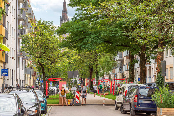 Für ein Projekt zur Verkehrsberuhigung mussten im Sommer einige Parkplätze in der Kolumbusstraße in der Au in München weichen. Nicht allen Anwohnern gefiel das.